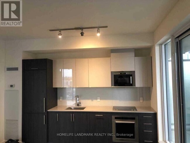 Building Photo - 330 Richmond St W