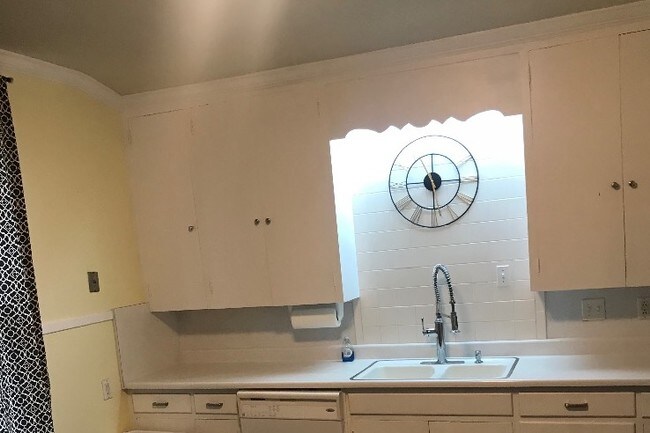 Kitchen.- stove, dishwasher, washer/dryer, mi - 1212 W 4th St