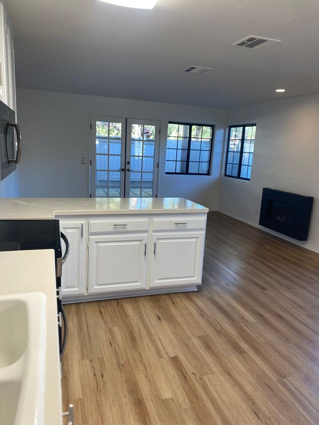 Building Photo - 407 S Signal St