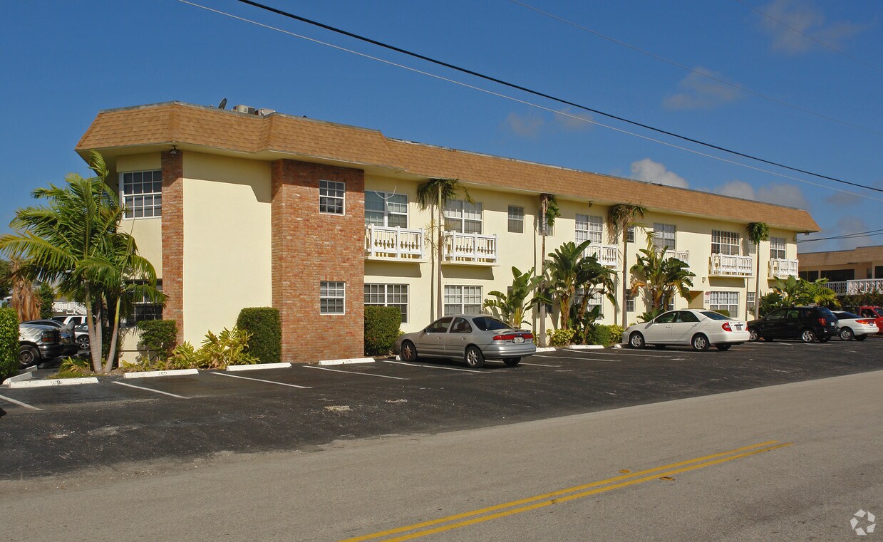 Building Photo - 841 Pine Dr