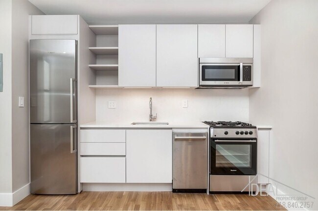 Foto del edificio - 64 Linden Blvd