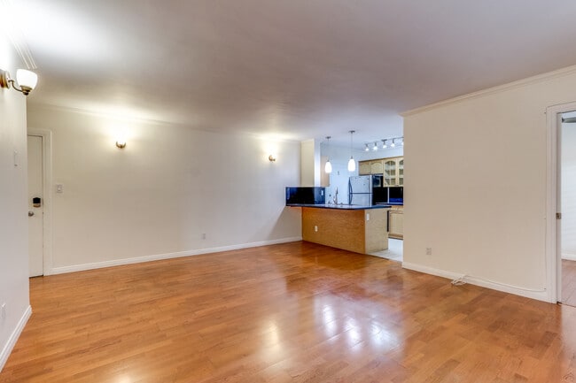 Building Photo - 960 Larrabee St
