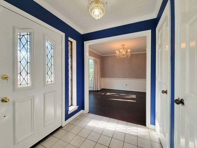 Foto del edificio - Amazing Cottage Charm Designer Home with Lush Landscaping, Sprinkler System, New Insulated Window...