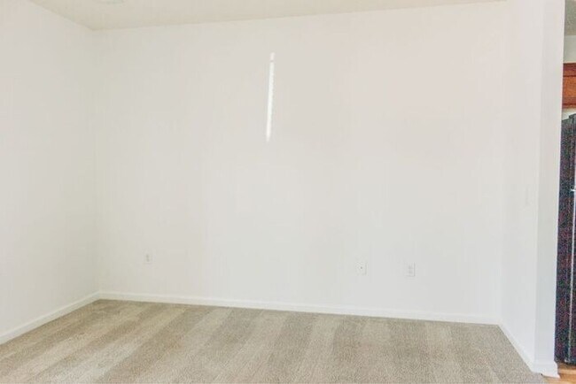 Building Photo - 3 BR/ 2.5 BA Townhome in Somerset Springs ...