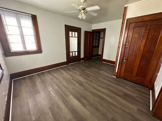 Foto del edificio - 336-338 W Wesley St