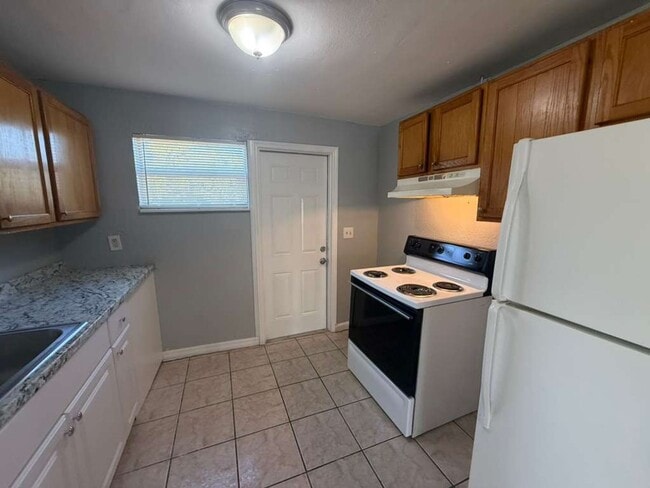 Building Photo - Cozy 3/1 House | Apply for FREE This Holiday Season!