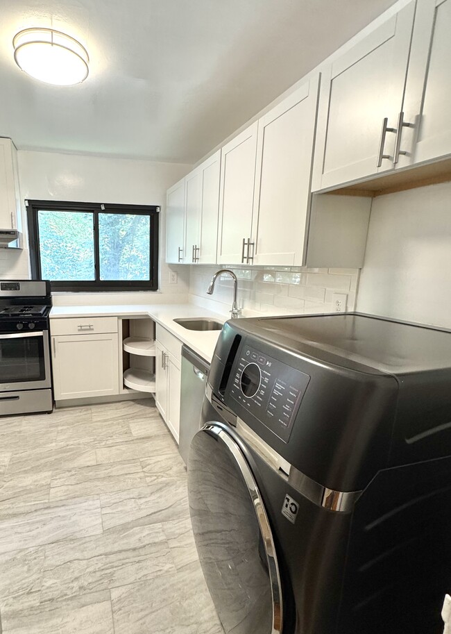 160 B10 kitchen - Rye Village Apartments