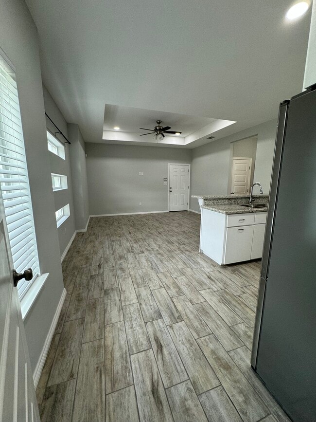 Building Photo - 1401 W Heritage Dr