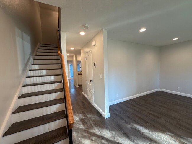 Building Photo - 1430 Newhall Pkwy