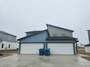Building Photo - 1505 SW Casuarina Dr