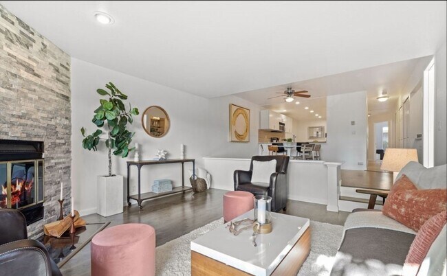 Foto del edificio - Renovated 2 Bed Kirkland Condo in Salishan...