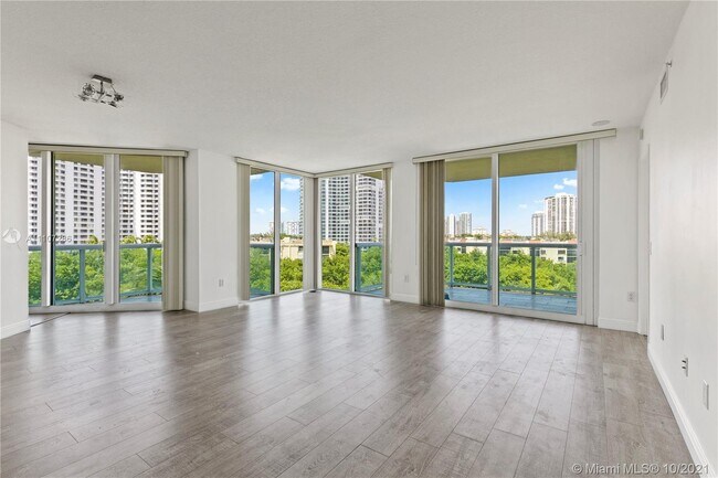 Foto del edificio - 3370 NE 190th St