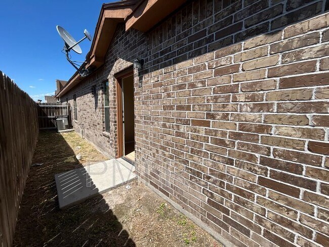 Foto del edificio - 2708 Primrose Ave