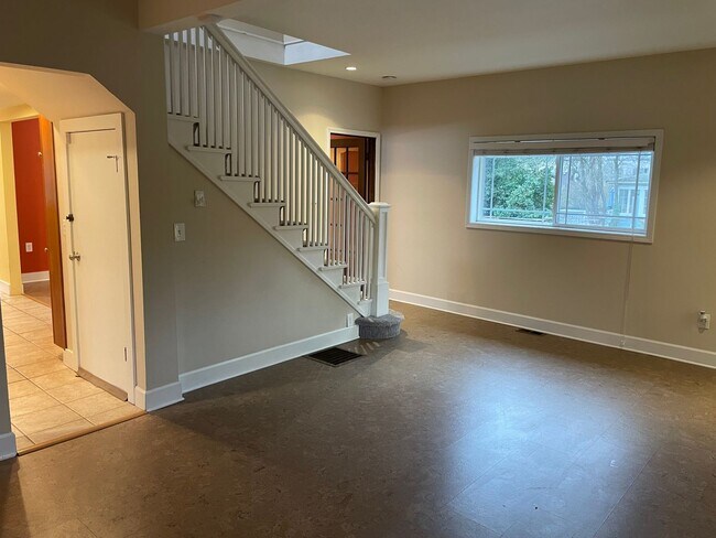 Foto del edificio - Great location, corner lot, pet friendly -...