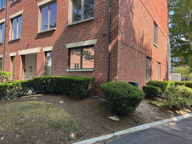 Building Photo - 126 Merrimac St