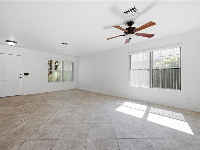 Foto del edificio - Spacious 4-Bedroom Home with Modern Features & Large Backyard!