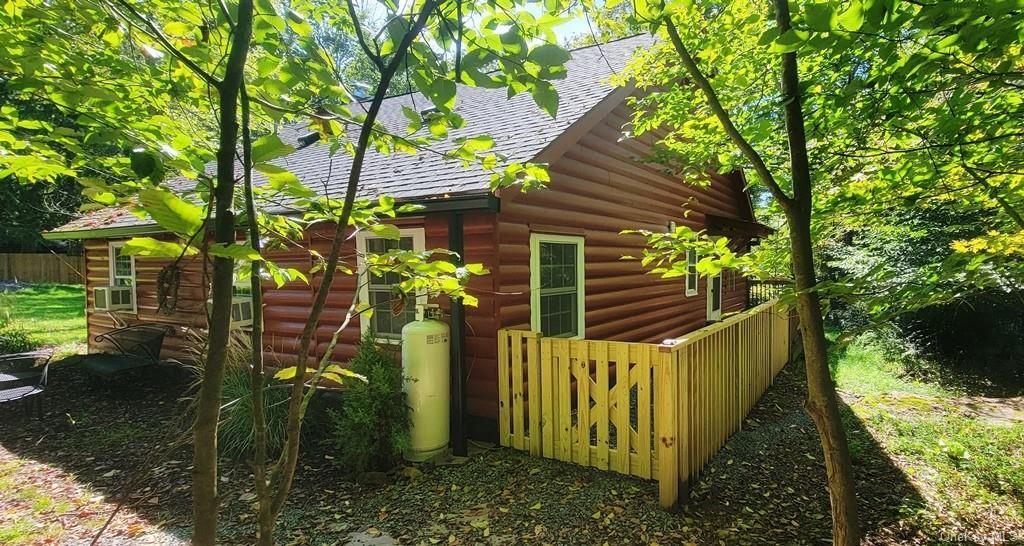 Primary Photo - 112 E Thompson Pl