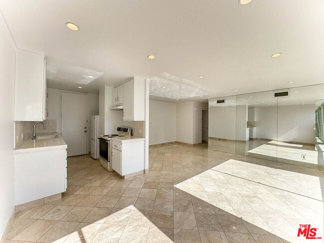 Building Photo - 10751 Wilshire Blvd