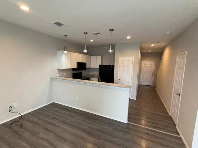 Foto del edificio - 6918 Crestway Dr