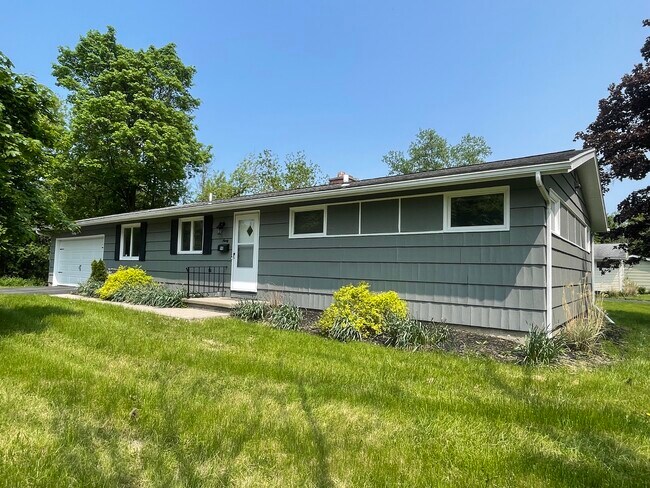 Building Photo - 90 Fairfield Dr