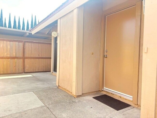 Building Photo - Welcome Home to this Adorable Tustin Condo!