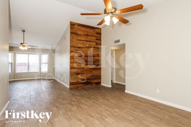 Foto del edificio - 4237 W Grovers Ave