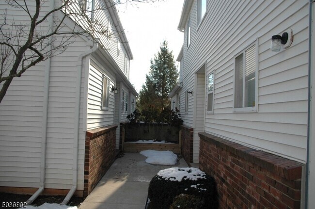 Building Photo - 206 Blackberry Ct