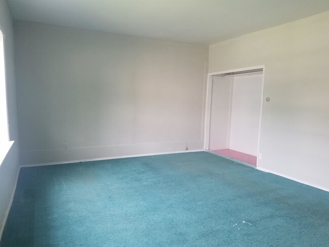 Building Photo - 550 Busti Ave
