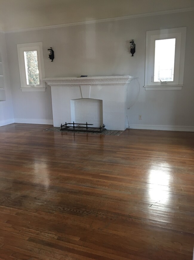 Building Photo - 425 N Orange Grove Ave