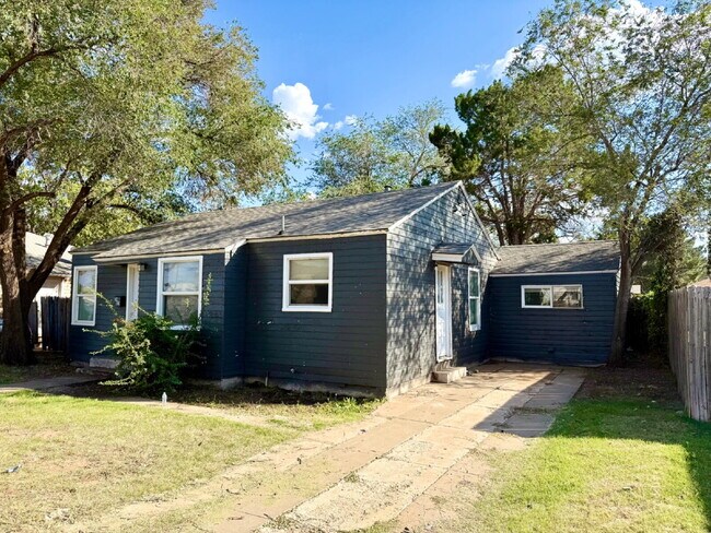 Foto del edificio - Steps from Beautiful  Park, Bonus Room & Central Lubbock Living!