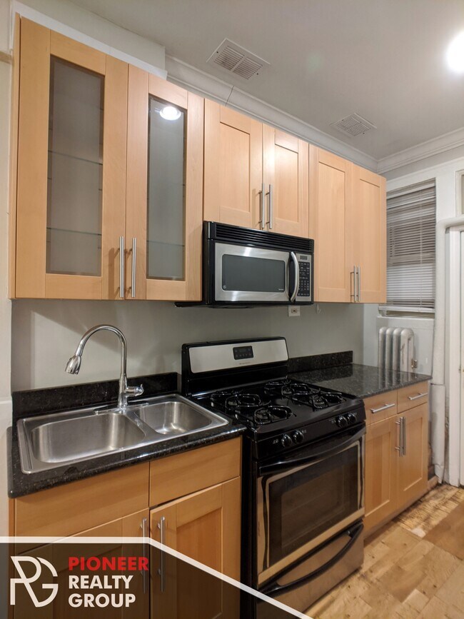 Building Photo - 542 W Surf St