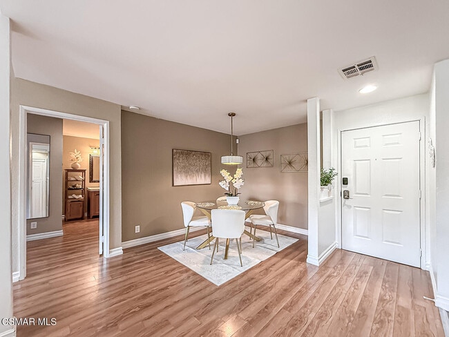 Foto del edificio - 5420 Sylmar Ave