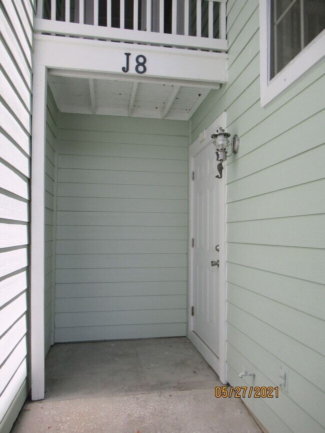 Building Photo - End Unit Town Home in Twelve Oaks