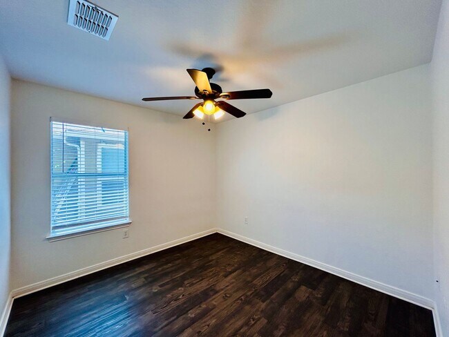 Building Photo - 4905 Irvine Ln