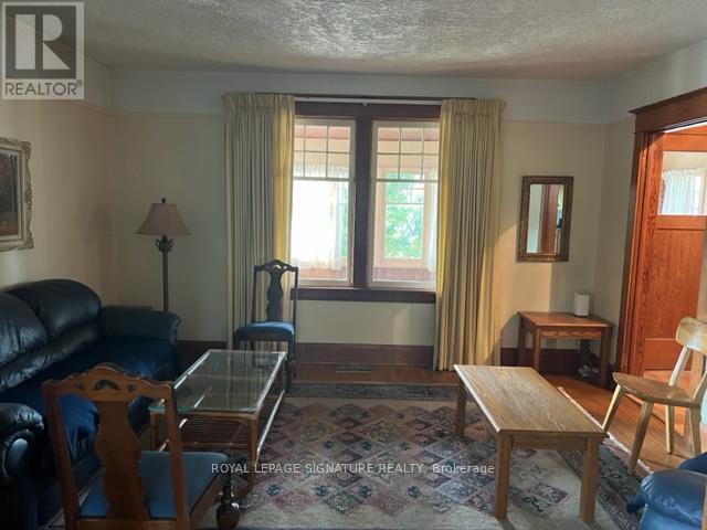 Photo du bâtiment - 5 Denison Ave