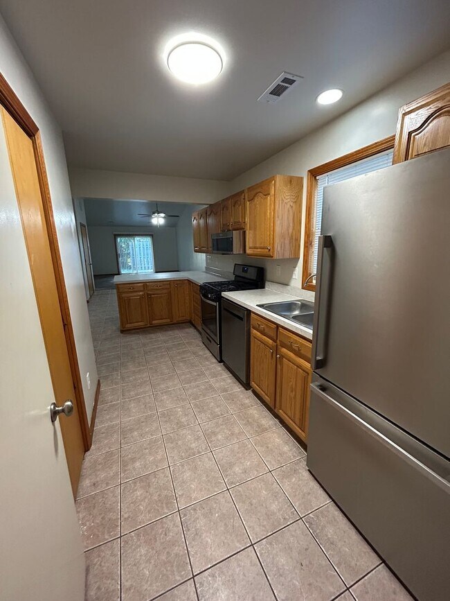 Foto del edificio - 2 bedroom, 2 full bath with attached garage