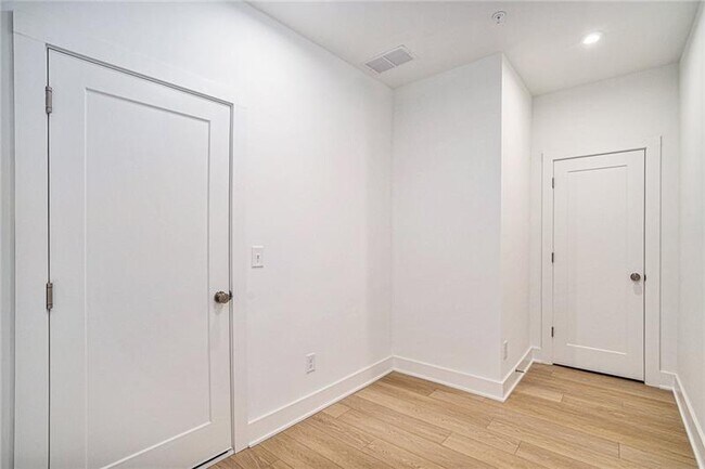 Foto del edificio - 1825 Gotham Ln NE