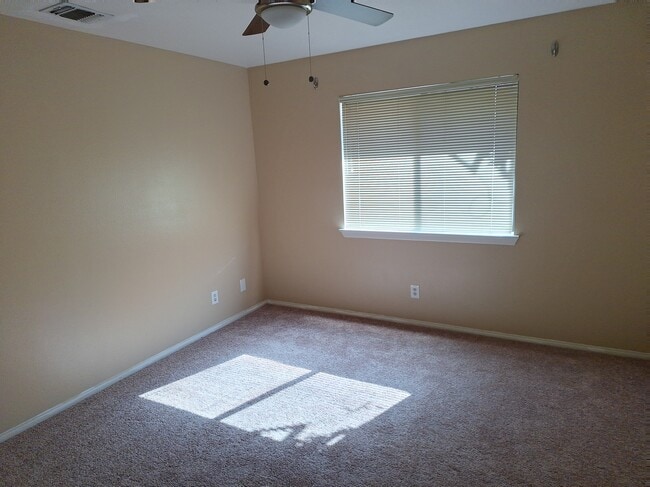Foto del edificio - 27535 Lakeview Dr