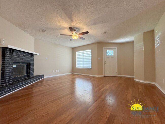 Building Photo - Charming 3-Bedroom Home Near Hurlburt Fiel...