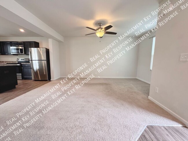 Building Photo - Lovely 3 bedroom 2.5 bath townhome close t...