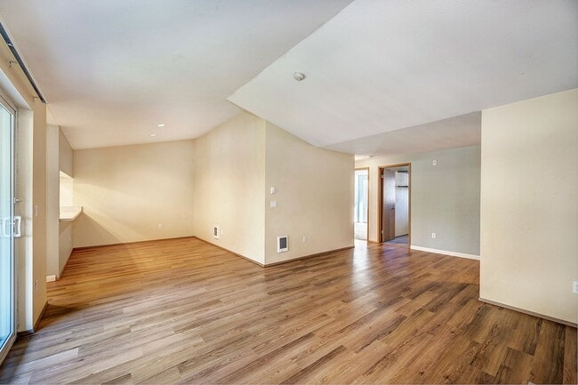 Building Photo - 3-Bed 2-Bath Condo in Mountlake Terrace