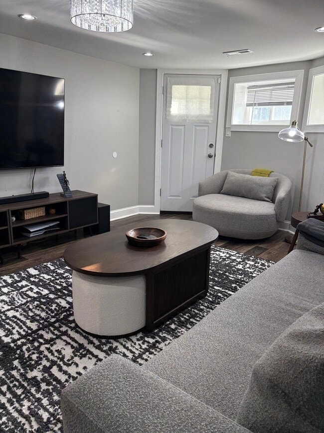 Building Photo - 6541 S Ingleside Ave