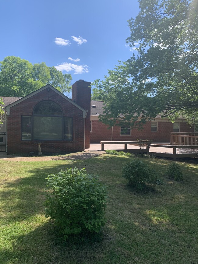 Back 1 - 806 W Hillwood Dr