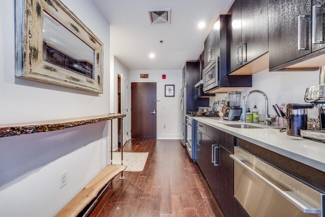 Building Photo - 1100 Maxwell Ln