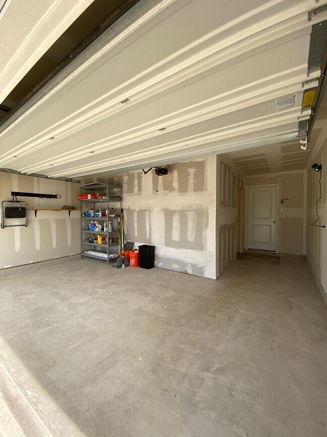 Foto del edificio - Move in Ready 3 bd/2 ba with bonus rooms!