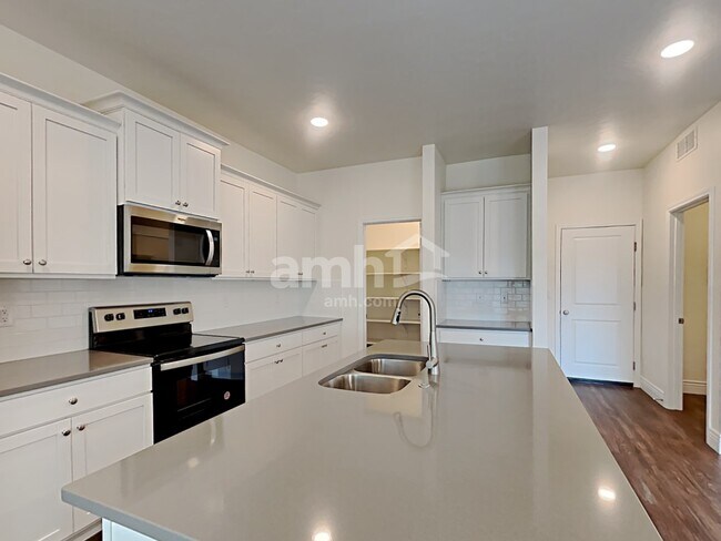 Foto del edificio - 1061 N Barkvine Ave