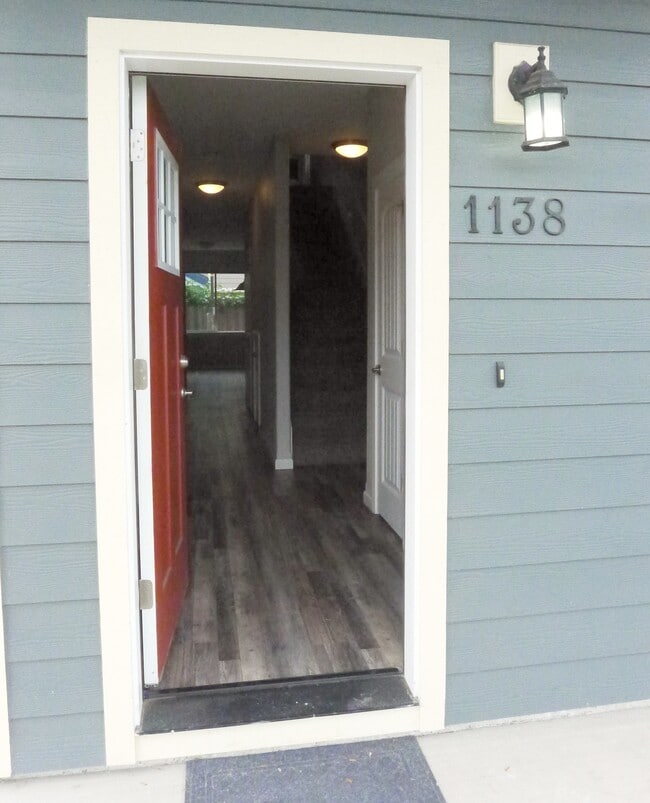 Entry - 1138 R St