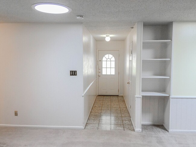 Building Photo - 3Bed/2Bath Availalable 12/13!