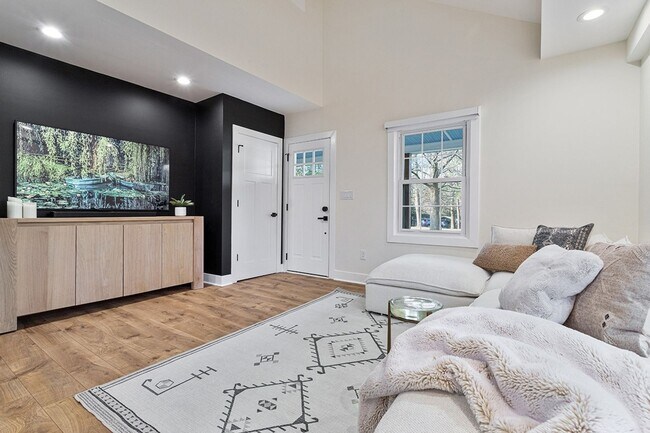 Foto del edificio - Not Your Average Rental: High-End Comfort and Large Fenced Yard in the Heart of Raleigh