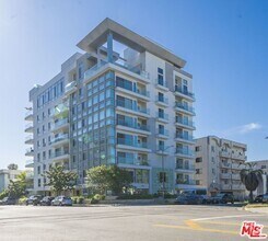 Building Photo - 702 Serrano Ave